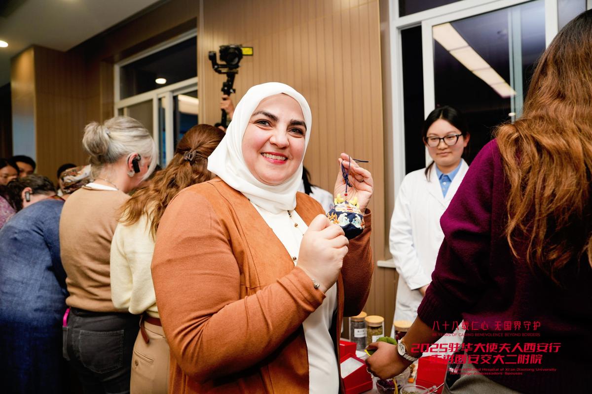 安行走进西安交大二附院开元棋牌驻华大使夫人西(图4) 安行走进西安交大二附院开元棋牌驻华大使夫人西(图4)