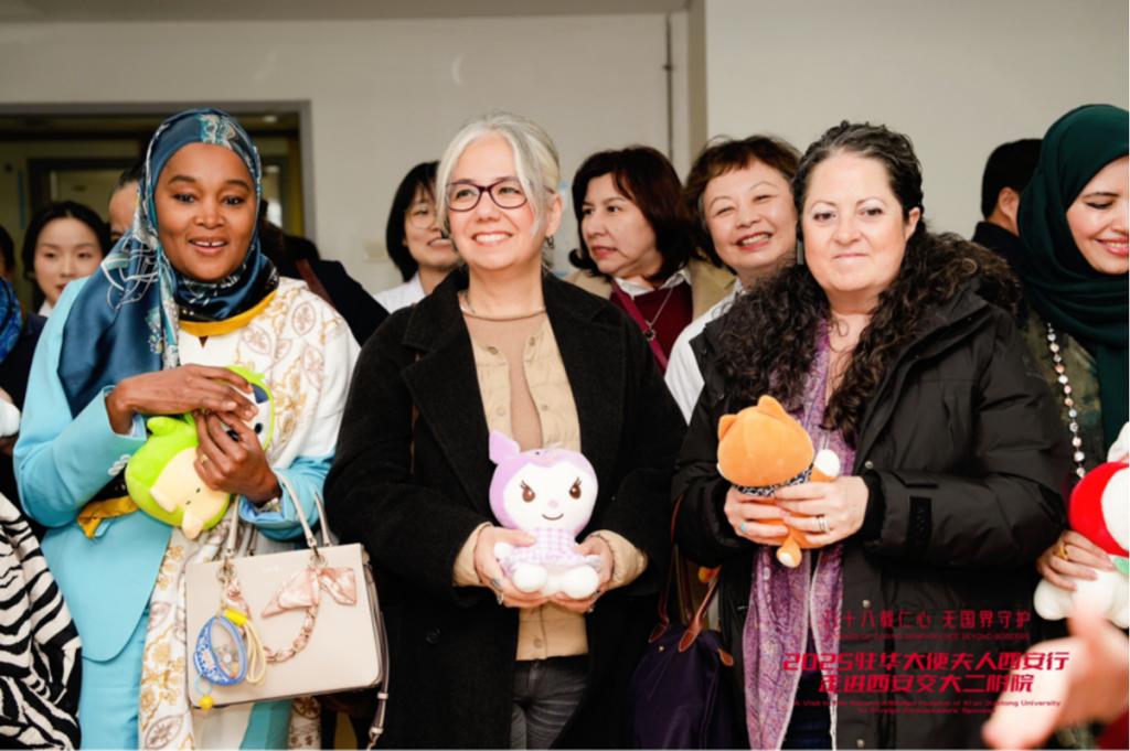 安行走进西安交大二附院开元棋牌驻华大使夫人西(图9) 安行走进西安交大二附院开元棋牌驻华大使夫人西(图9)