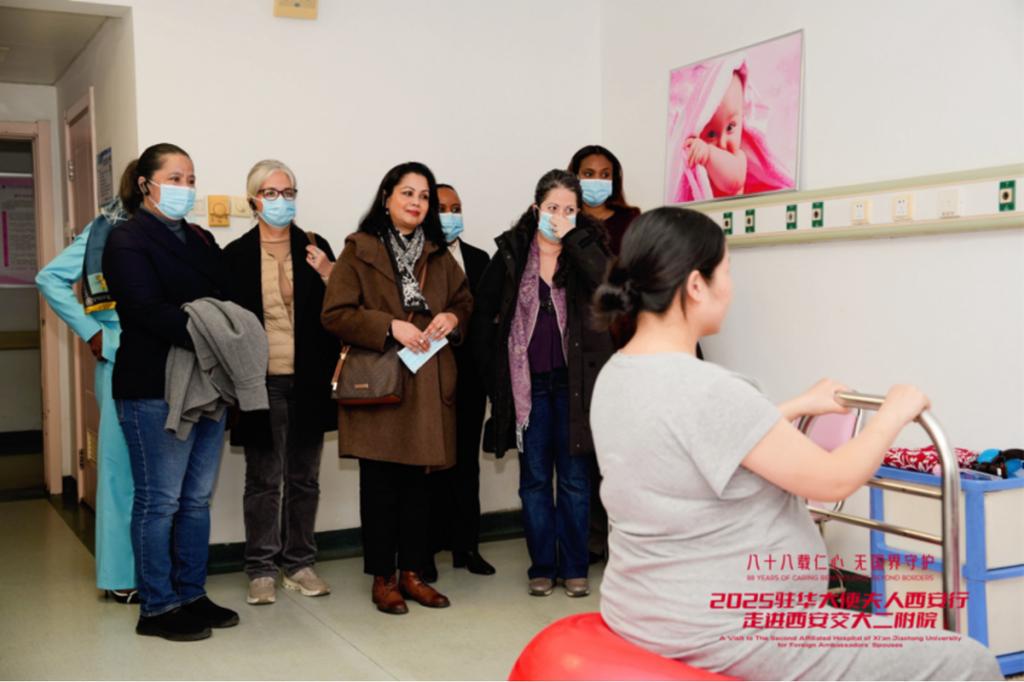 安行走进西安交大二附院开元棋牌驻华大使夫人西(图10) 安行走进西安交大二附院开元棋牌驻华大使夫人西(图10)