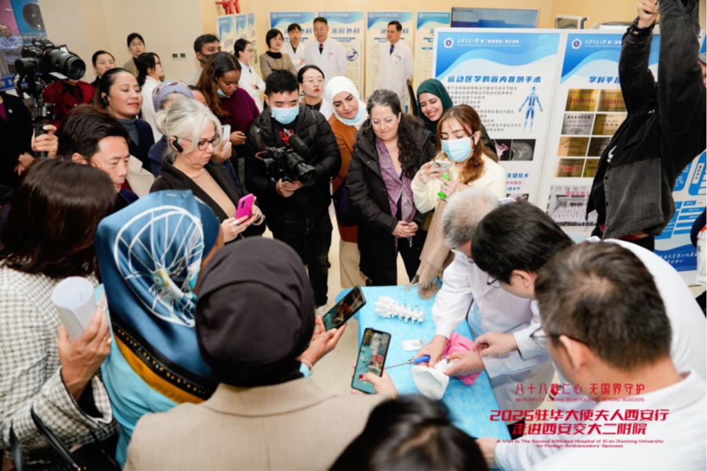 安行走进西安交大二附院开元棋牌驻华大使夫人西(图6) 安行走进西安交大二附院开元棋牌驻华大使夫人西(图6)