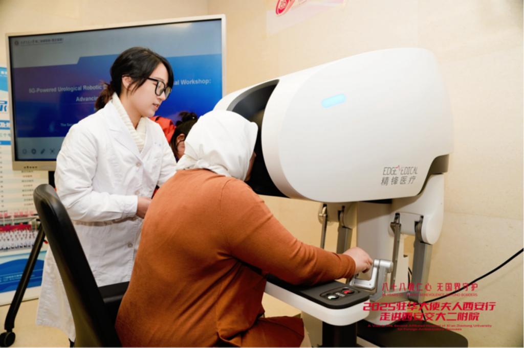 安行走进西安交大二附院开元棋牌驻华大使夫人西(图12) 安行走进西安交大二附院开元棋牌驻华大使夫人西(图12)